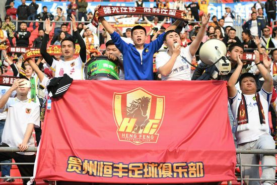 故事产生在抗日战争期间。肖如醒（安好 饰）、肖如梦（安好 饰）是一对孪生姐妹，为救平易近族危亡，俩人接踵走上革命道路。如梦结识了爱国青年蔡强（邢岷山 饰），两边发生纯正恋爱，可因为战争的严格，有恋人终未能成家属。姐姐如醒在赴延安途中偶遇蔡强，随后二人各自先容了出身。这时候传来如梦抗婚自杀的凶讯，蔡强疾苦难耐，他把对如梦的无尽忖量转嫁到如醒身上。没过量久，姐妹俩不测重逢，本来如梦自杀未遂。当知道蔡强与mm旧日的存亡爱情，理智的如醒下决心玉成薄命的mm，后与美国大夫苏海迪结为夫妻。如梦和蔡强还能走到一路吗...
